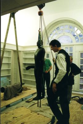 Anthony Gormley with statue