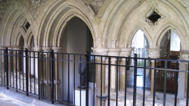 Image of Chapter House arches in Cloister Court