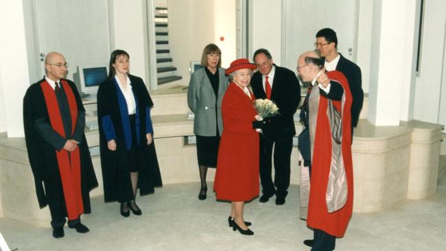 Image of Queen Elizabeth II in the foyer of the Library