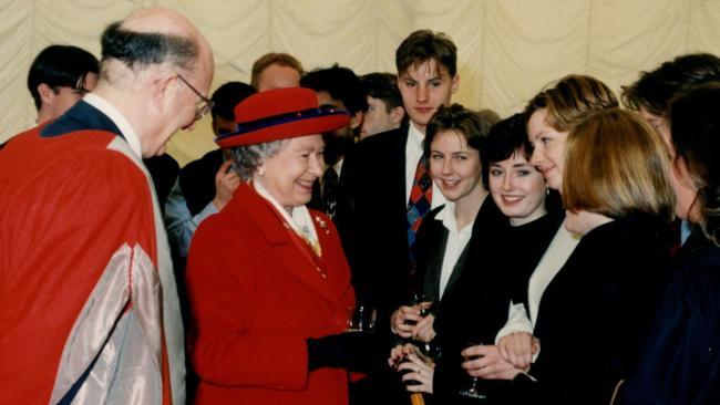 Image of The Queen smiles while meeting Jesus College members
