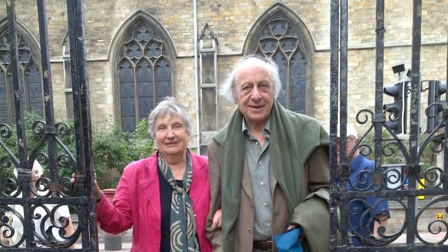 Image of Geoffrey Harcourt in 2019, with his wife Joan, at Jesus College's gates